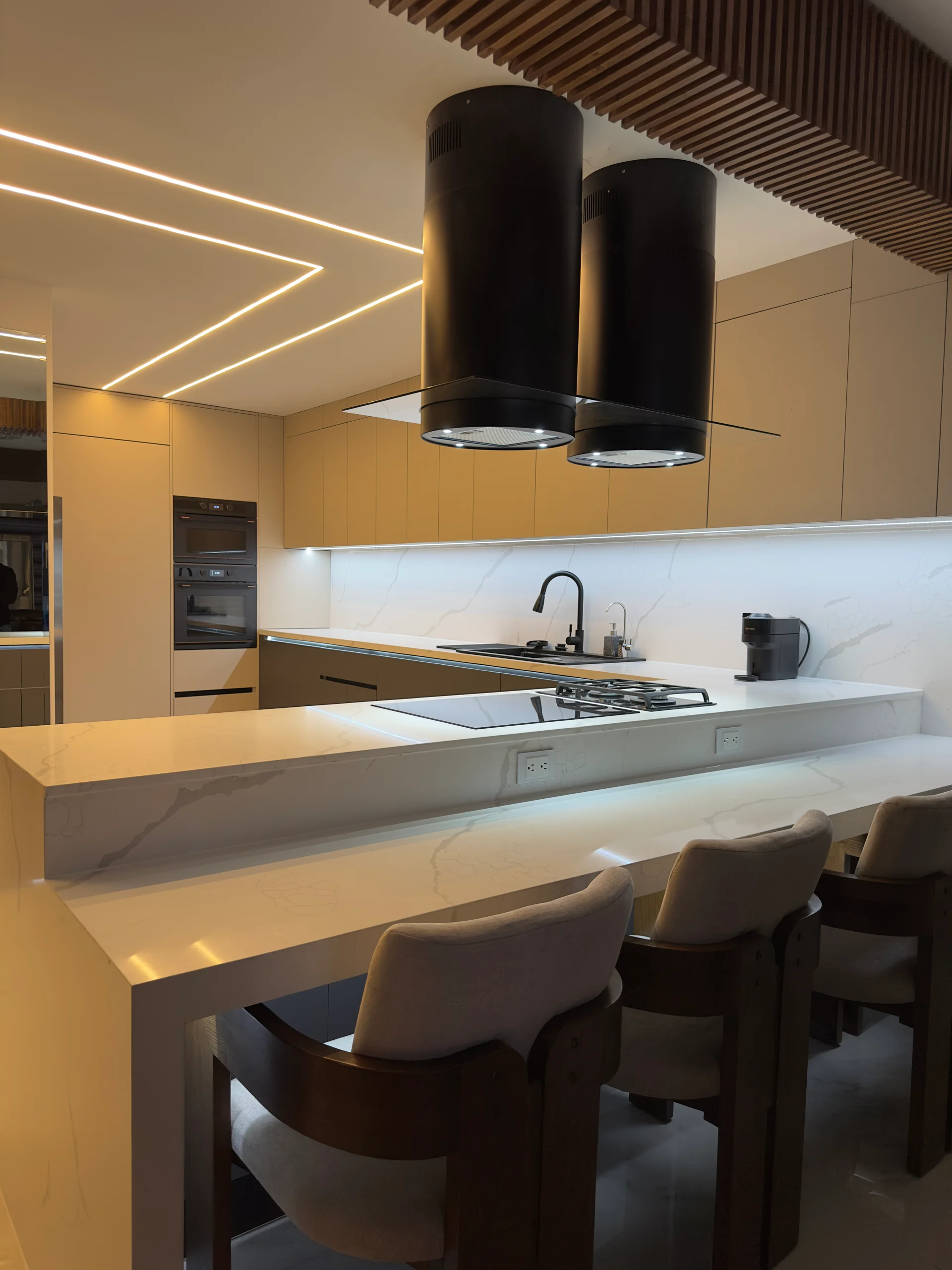 Cocina premium en penumbra